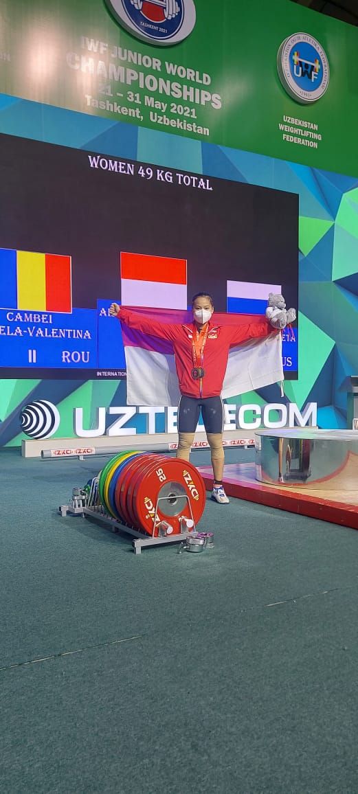Lifter Putri Windy Cantika Rebut Emas di Kejuaraan Dunia Junior 2021
