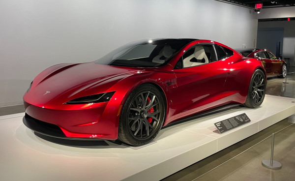 Gunakan Roket SpaceX, Tesla Roadster Berakselerasi 0-90 KPJ 1,1 Detik