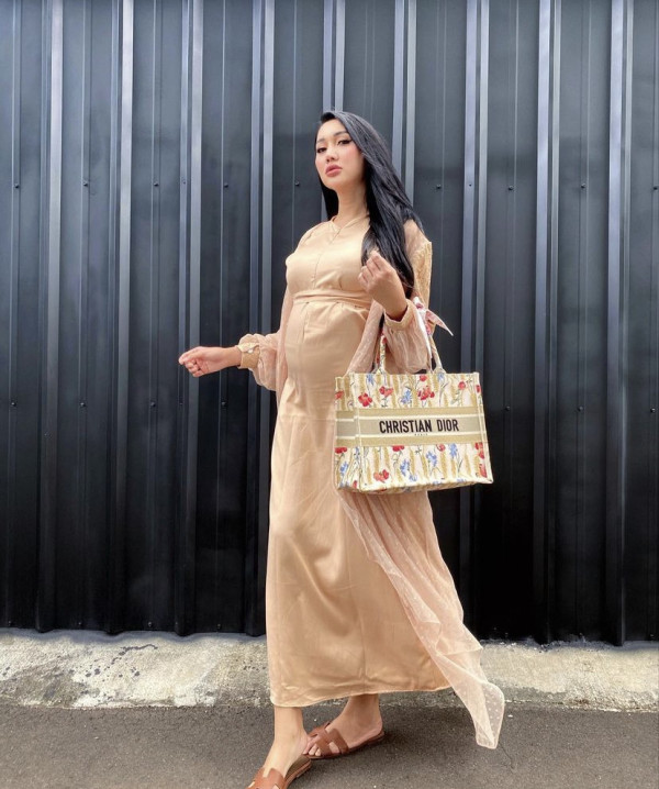 4 Gaya Lucinta Luna Hamil Bayi Kembar, Modis Banget