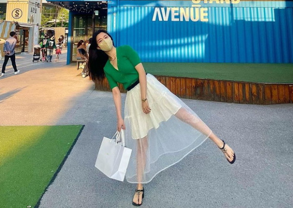 Ini Dia Beberapa Gaya Modis Kekasih Lee Seung Gi, Lee Da In