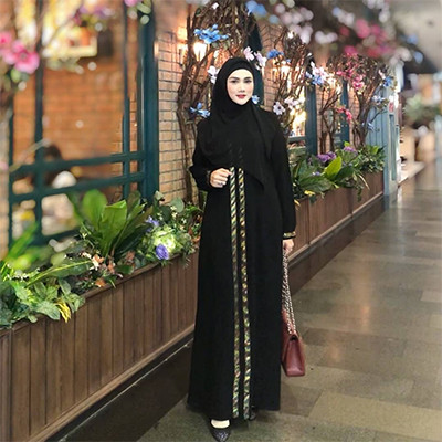 OOTD Mulan Jameela, dari Elegan hingga yang Berkesan Misterius