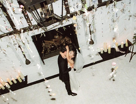 Intip Pose-Pose Sweet Ariana Grande dan Dalton Gomez di Hari Pernikahan