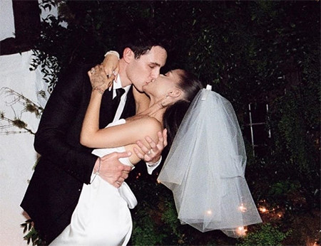 Intip Pose-Pose Sweet Ariana Grande dan Dalton Gomez di Hari Pernikahan