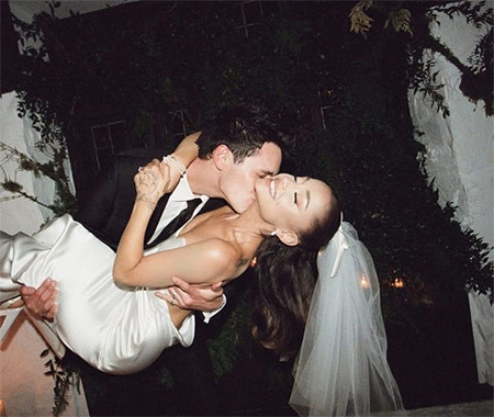 Intip Pose-Pose Sweet Ariana Grande dan Dalton Gomez di Hari Pernikahan