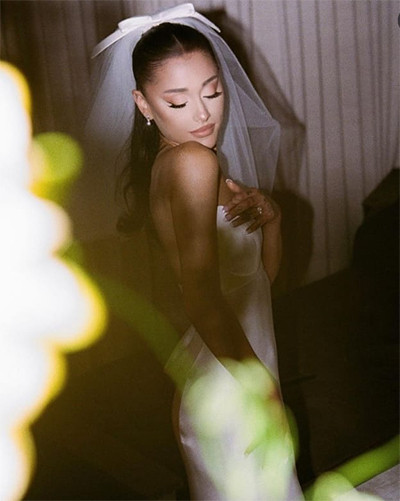 Intip Pose-Pose Sweet Ariana Grande dan Dalton Gomez di Hari Pernikahan