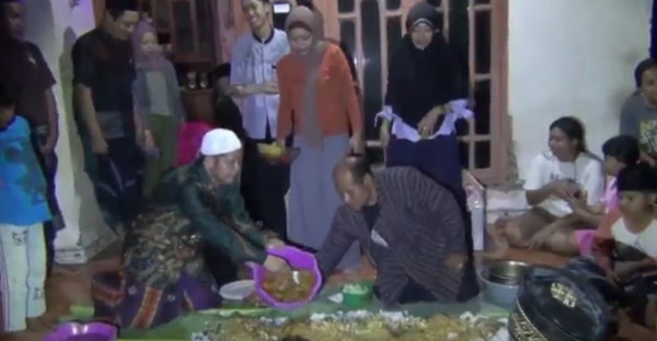 Gerhana Bulan, Puluhan Warga dan Ibu-ibu Hamil Gelar Tradisi Makan Bersama Nasi Kluban