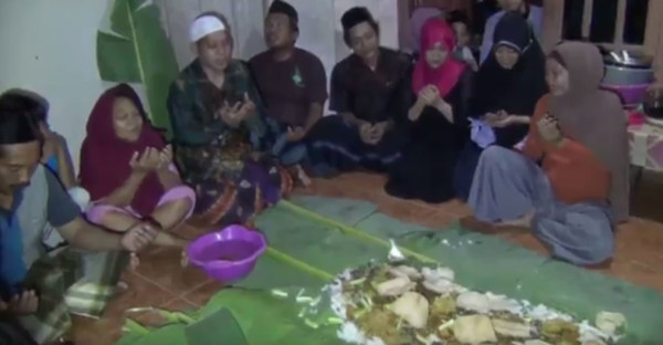 Gerhana Bulan, Puluhan Warga dan Ibu-ibu Hamil Gelar Tradisi Makan Bersama Nasi Kluban