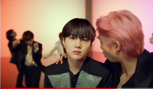 16 Adegan Kocak di Latar Video Musik BTS 'Butter' Hotter Remix