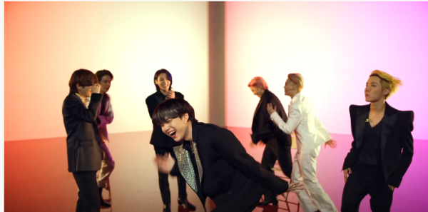16 Adegan Kocak di Latar Video Musik BTS 'Butter' Hotter Remix