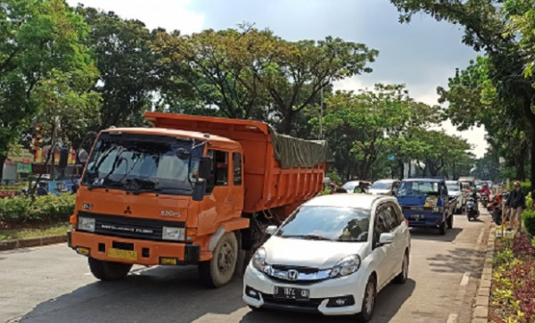 Truk Fuso Patah Baut Roda Persis di Tengah Jalan Letnan Sutopo Serpong, Lalin Tersendat