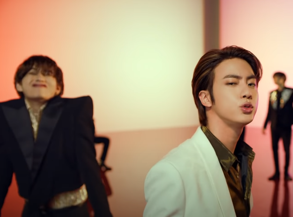 16 Adegan Kocak di Latar Video Musik BTS 'Butter' Hotter Remix