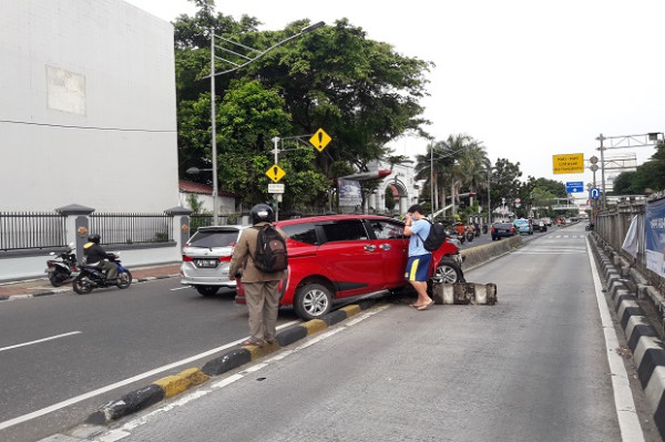 Hajar Separator Busway, Mobil Toyota Sienta Terbalik di Jalan Gunung Sahari