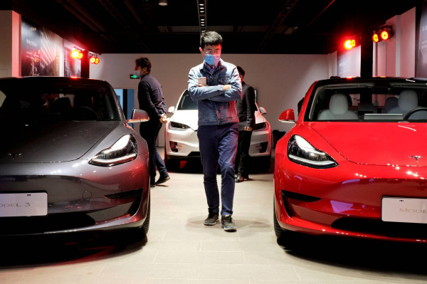 Larangan Penggunaan Mobil Tesla Semakin Meluas di China