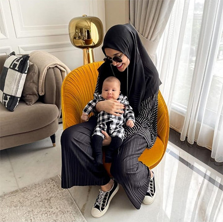 OOTD Zaskia Sungkar dan Baby Ukkasya saat Beraktivitas Bareng, Kompak plus Imut!