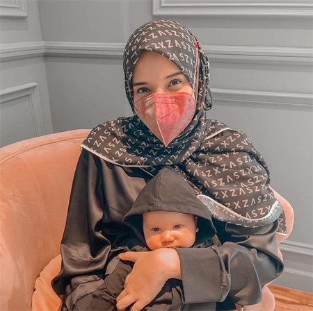 OOTD Zaskia Sungkar dan Baby Ukkasya saat Beraktivitas Bareng, Kompak plus Imut!