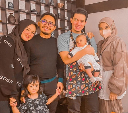 OOTD Zaskia Sungkar dan Baby Ukkasya saat Beraktivitas Bareng, Kompak plus Imut!