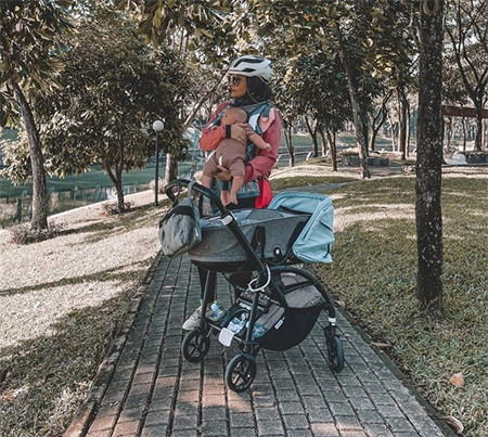 OOTD Zaskia Sungkar dan Baby Ukkasya saat Beraktivitas Bareng, Kompak plus Imut!