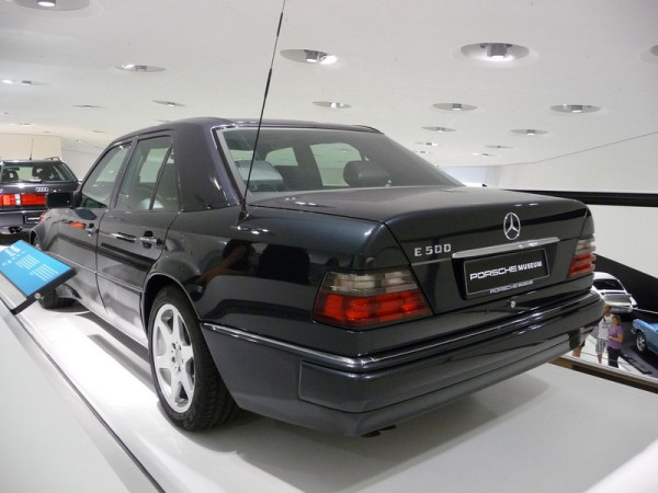 Mercedes-Benz 500E W124, Saat Mercedes Bantu Porsche Hindari Kebangkrutan