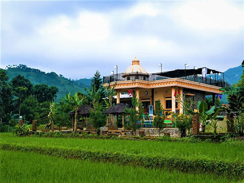 Murah Meriah Kulineran sambil Wisata Alam di Warung Tengah Sawah Kampung Loji Bogor