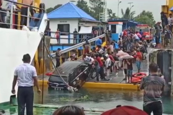 1 Mobil Terjun ke Danau Toba Akibat Kerusakan Pintu Kapal, Begini Kepanikannya