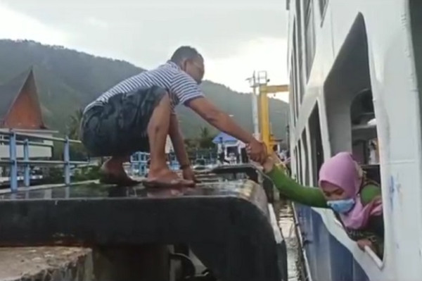 1 Mobil Terjun ke Danau Toba Akibat Kerusakan Pintu Kapal, Begini Kepanikannya