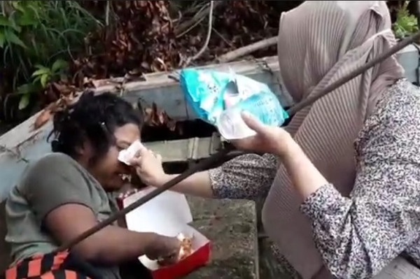 Belaian Kasih Sayang Dari Sang Guru Honorer Cantik untuk Para ODGJ