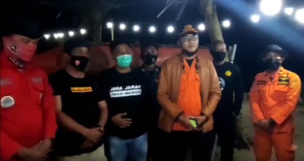 Tangis Keluarga Pecah Saat Pemuda yang Tergulung Ombak di Lampung Selatan Dievakuasi