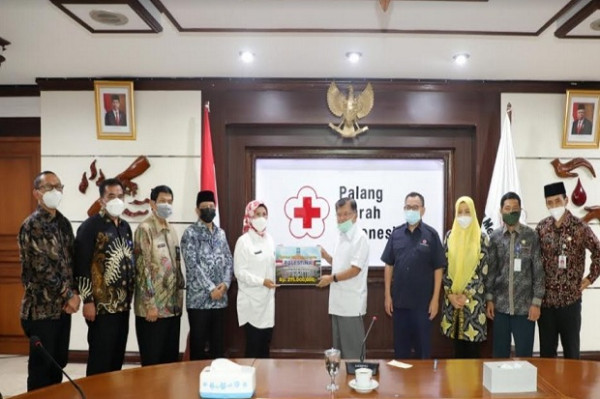 Pemkab Serang Serahkan Donasi untuk Palestina Lewat PMI
