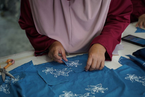 Keren, Volvo Buat Masker Penangkal Covid-19 Bermotif Batik