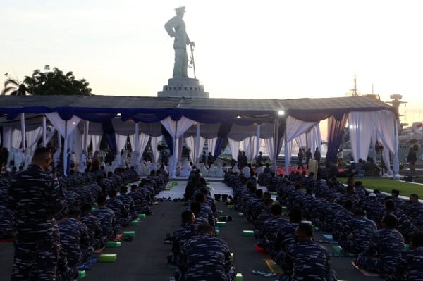 Tangis Pecah di Dermaga Ujung Madura, Saat Lantunan Yasin Mengalun untuk Prajurit KRI Nanggala-402