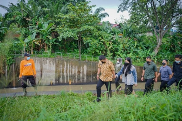 Hari Lingkungan Hidup, Bobby-Kahiyang Tanam Pohon dan Tabur Bibit Ikan di Bawah Guyuran Hujan