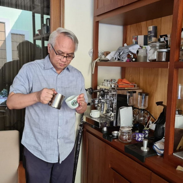 Potret Sri Mulyani Menikmati Weekend, Minum Kopi yang Sedang Ngetop Buatan Suami