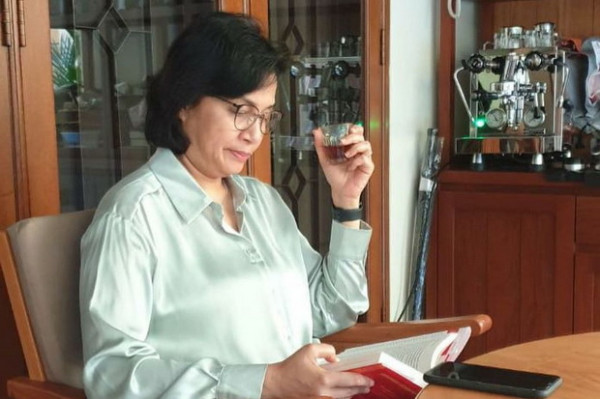 Potret Sri Mulyani Menikmati Weekend, Minum Kopi yang Sedang Ngetop Buatan Suami