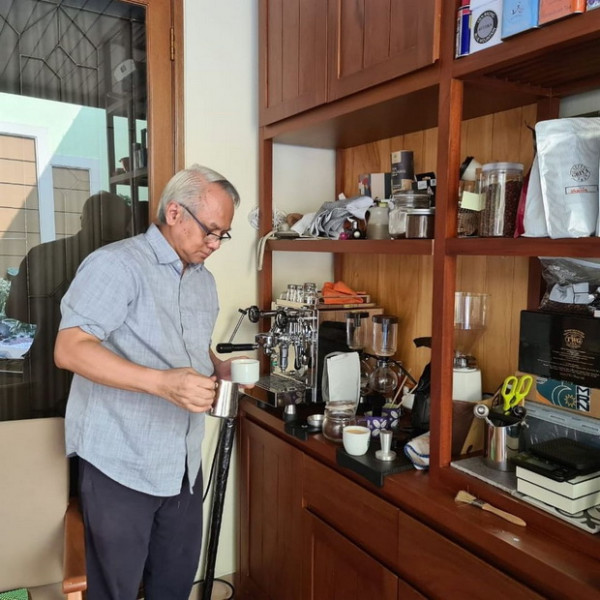 Potret Sri Mulyani Menikmati Weekend, Minum Kopi yang Sedang Ngetop Buatan Suami