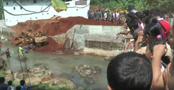 Alat Berat Terperosok ke Sungai, Pengemudi Tewas Terjepit