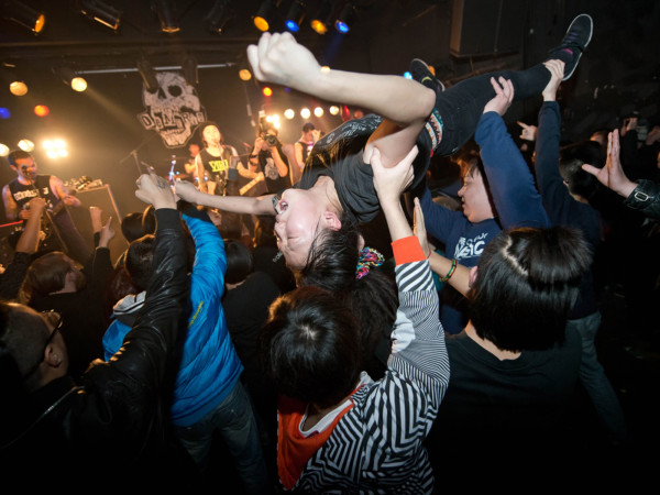 Nikmati Musik dengan Moshing: Penyebab, Jenis, dan Kasus Tragis yang Pernah Terjadi