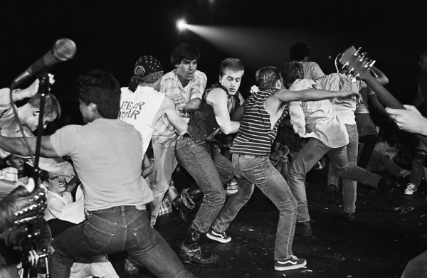 Nikmati Musik dengan Moshing: Penyebab, Jenis, dan Kasus Tragis yang Pernah Terjadi