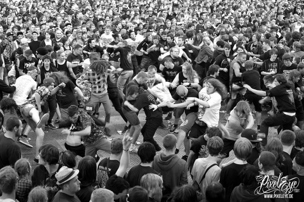 Nikmati Musik dengan Moshing: Penyebab, Jenis, dan Kasus Tragis yang Pernah Terjadi