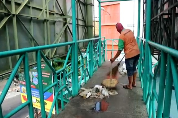Waduh, Limbah Medis Bekas Rapid Test Dibuang di Jembatan Penyeberangan Kudus