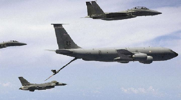 Drone Buatan Boeing Sukses Isi Bahan Bakar Pesawat Jet Tempur saat di Angkasa