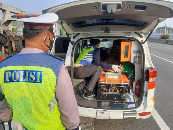 Tabrakan Truk Kontainer vs Truk Fuso di Tol Cikampek, Lalu Lintas Padat Merayap
