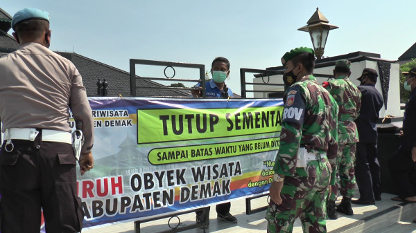 Bubarkan Kerumunan di Masjid Agung Demak, Petugas TNI Terpaksa Panjat Pagar