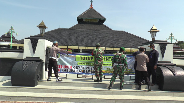 Bubarkan Kerumunan di Masjid Agung Demak, Petugas TNI Terpaksa Panjat Pagar