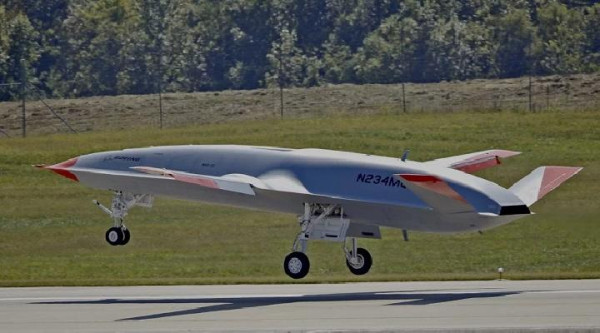 Drone Buatan Boeing Sukses Isi Bahan Bakar Pesawat Jet Tempur saat di Angkasa