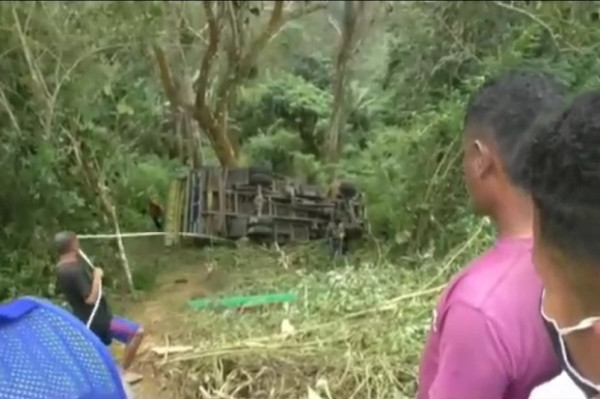 Truk Mengangkut 20 Orang Terjun ke Jurang di Ende, Korban Tewas Berserakan