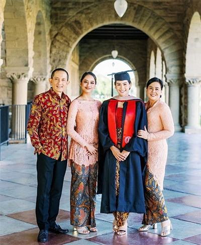 Maudy Ayunda Pakai Kebaya Rancangan Didiet Maulana di Acara Wisuda, Nggak Pakai Fitting Lho!