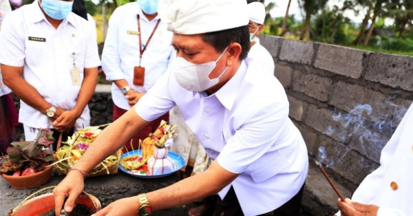 Bupati Suwirta Meletakkan Batu Pertama Pembangunan TPS3R Desa Akah