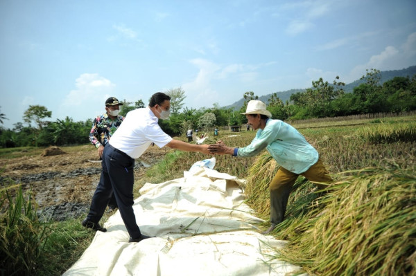 Anies Panen Raya Bersama Bupati Sumedang: Terima Kasih Para Petani Sudah Bantu Warga Jakarta