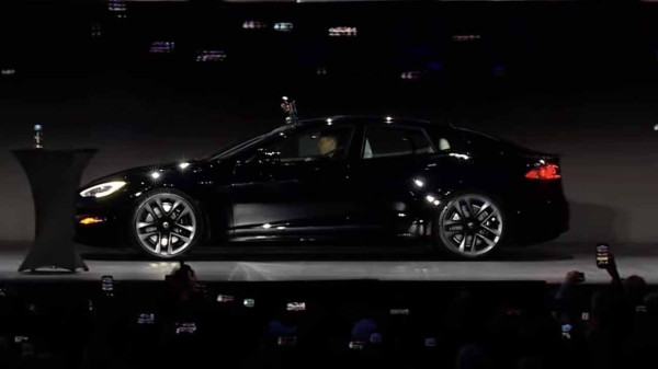 Klaim Bombastis Elon Musk di Peluncuran Tesla Model S Plaid