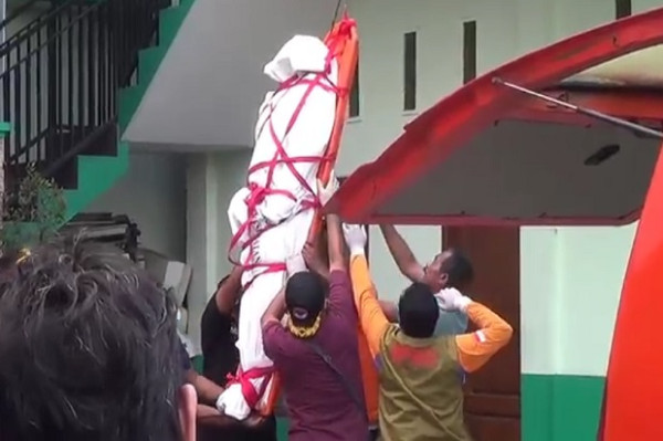 Dramatis Evakuasi Jenazah Pemilik Penginapan yang Tewas Kesetrum di Atap Losmen